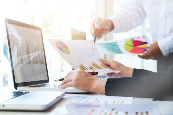 Фото человека, говорящего о боте для продаж