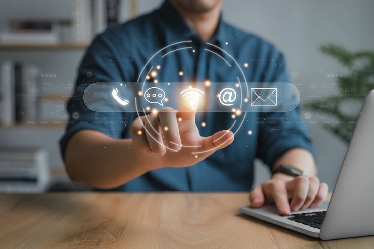 Фото человека, говорящего об AI-ассистенте